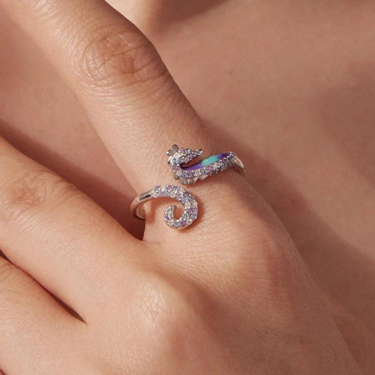 Anello regolabile con apertura a forma di cavalluccio marino, placcato rame e oro bianco.