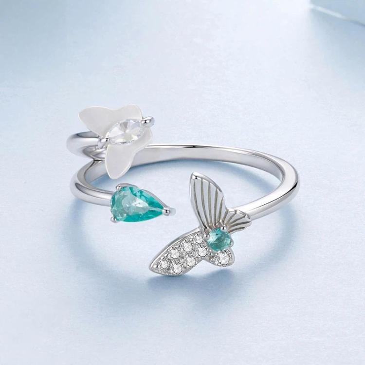 Anello a farfalla a doppio strato regolabile placcato oro bianco, madreperla e zirconi.
