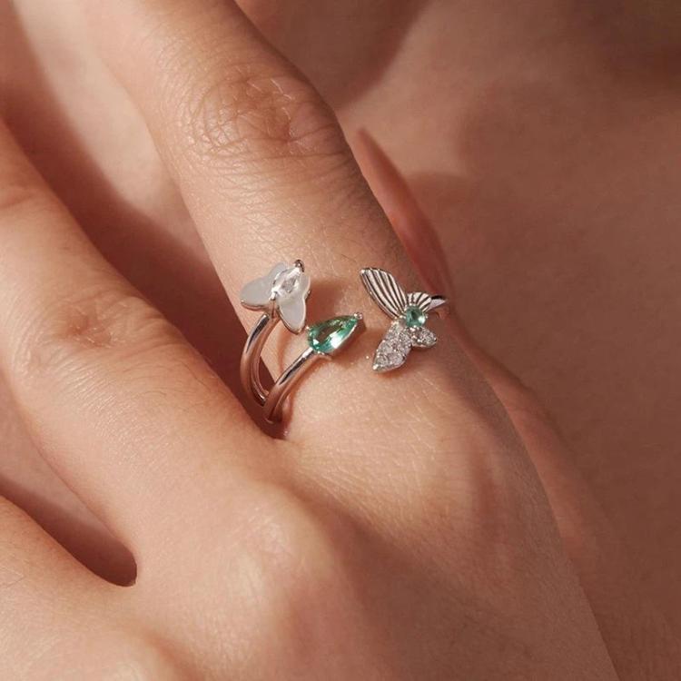 Anello a farfalla a doppio strato regolabile placcato oro bianco, madreperla e zirconi.