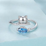 Anello aperto con gatto che mangia pesce, placcato in rame e oro bianco.