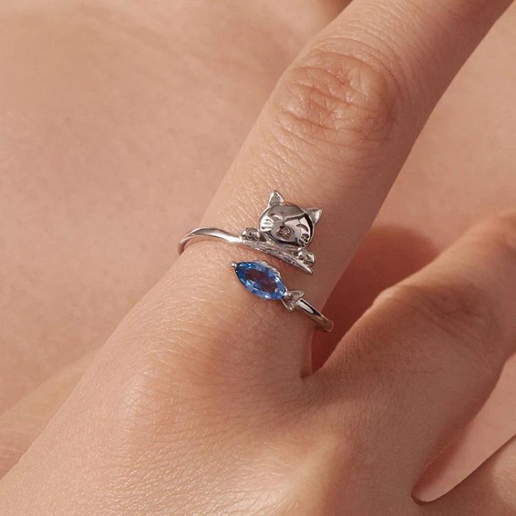 Anello aperto con gatto che mangia pesce, placcato in rame e oro bianco.