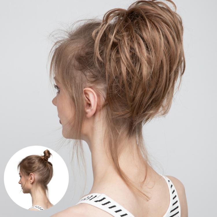 Parrucca con finta acconciatura a chignon e riccioli morbidi