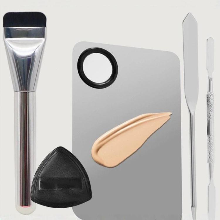Set 5 in 1 per il trucco: spatola per fondotinta, pennello piatto per fondotinta e piumini per cipria. Strumento per miscelare cosmetici.