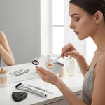 Set 5 in 1 per il trucco: spatola per fondotinta, pennello piatto per fondotinta e piumini per cipria. Strumento per miscelare cosmetici.