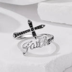 Anello regolabile vintage con croce in rame placcato oro bianco.