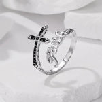 Anello regolabile vintage con croce in rame placcato oro bianco.