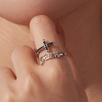 Anello regolabile vintage con croce in rame placcato oro bianco.