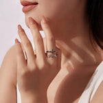 Anello regolabile vintage con croce in rame placcato oro bianco.