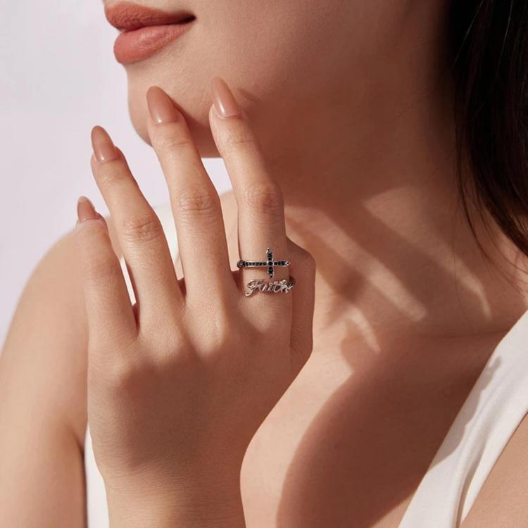 Anello regolabile vintage con croce in rame placcato oro bianco.