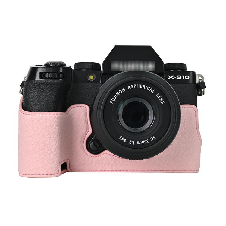 Custodia a mezza lunghezza in pelle PU per fotocamera Fujifilm X-S10 con motivo litchi vintage, base protettiva inferiore e accesso magnetico alla batteria.