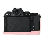 Custodia a mezza lunghezza in pelle PU per fotocamera Fujifilm X-S10 con motivo litchi vintage, base protettiva inferiore e accesso magnetico alla batteria.