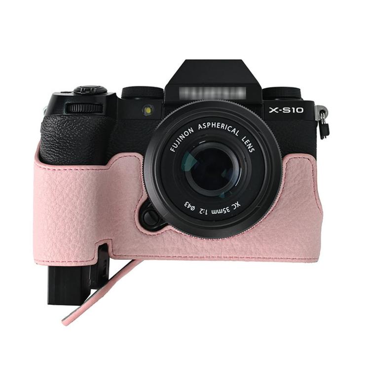 Custodia a mezza lunghezza in pelle PU per fotocamera Fujifilm X-S10 con motivo litchi vintage, base protettiva inferiore e accesso magnetico alla batteria.