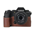 Custodia a mezza lunghezza in pelle PU per fotocamera Fujifilm X-S10 con motivo litchi vintage, base protettiva inferiore e accesso magnetico alla batteria.