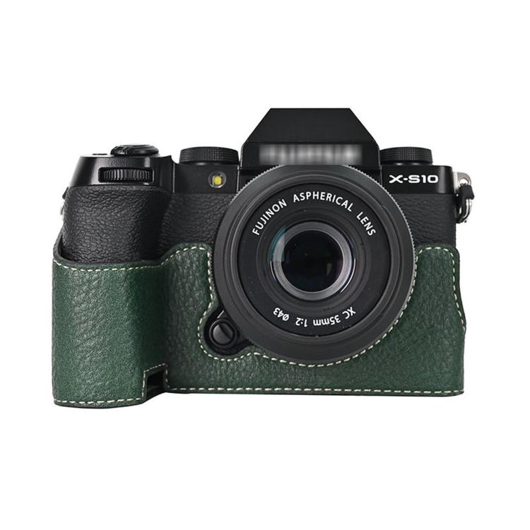 Custodia a mezza lunghezza in pelle PU per fotocamera Fujifilm X-S10 con motivo litchi vintage, base protettiva inferiore e accesso magnetico alla batteria.