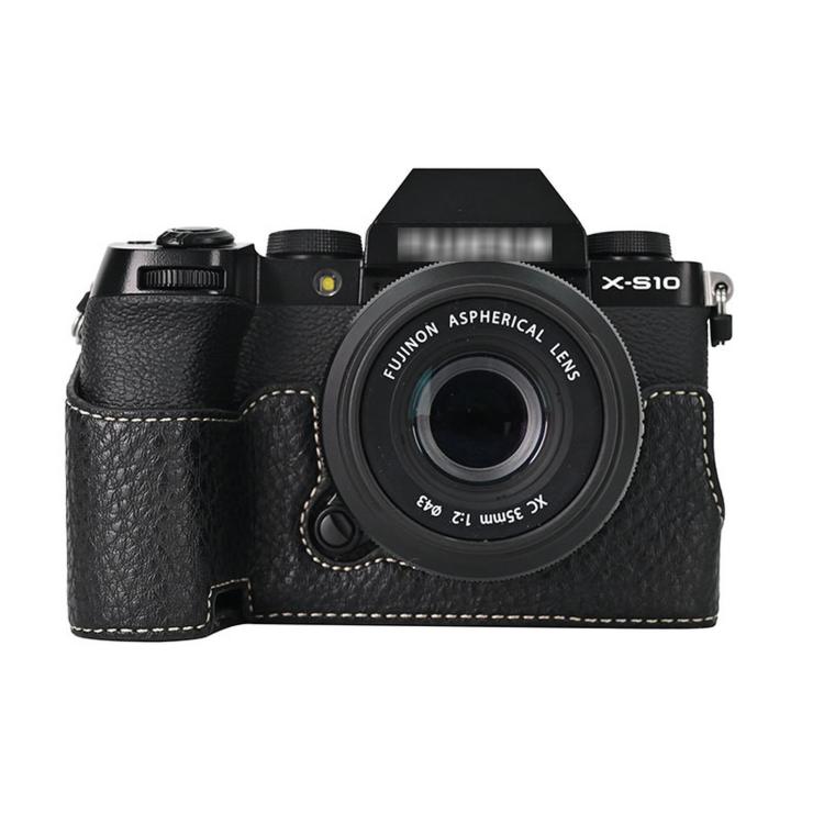 Custodia a mezza lunghezza in pelle PU per fotocamera Fujifilm X-S10 con motivo litchi vintage, base protettiva inferiore e accesso magnetico alla batteria.