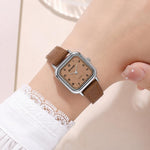 Orologio da donna al quarzo quadrato SKMEI 2579 con cinturino in pelle.