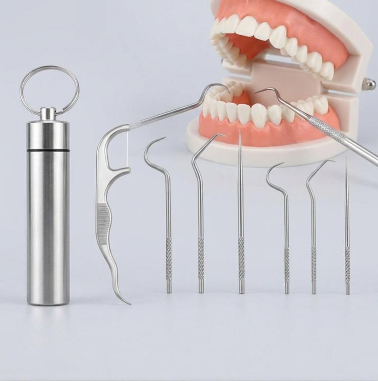 Set di 7 stuzzicadenti in acciaio inossidabile, kit dentale riutilizzabile con custodia in metallo portatile, strumento per la pulizia profonda dei denti per l'igiene orale.