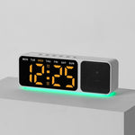 Sveglia digitale con altoparlante Bluetooth e luce notturna, ampio display a LED con data, regolazione della luminosità e doppia funzione snooze.