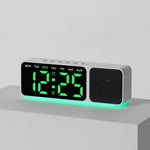 Sveglia digitale con altoparlante Bluetooth e luce notturna, ampio display a LED con data, regolazione della luminosità e doppia funzione snooze.