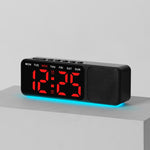 Sveglia digitale con altoparlante Bluetooth e luce notturna, ampio display a LED con data, regolazione della luminosità e doppia funzione snooze.