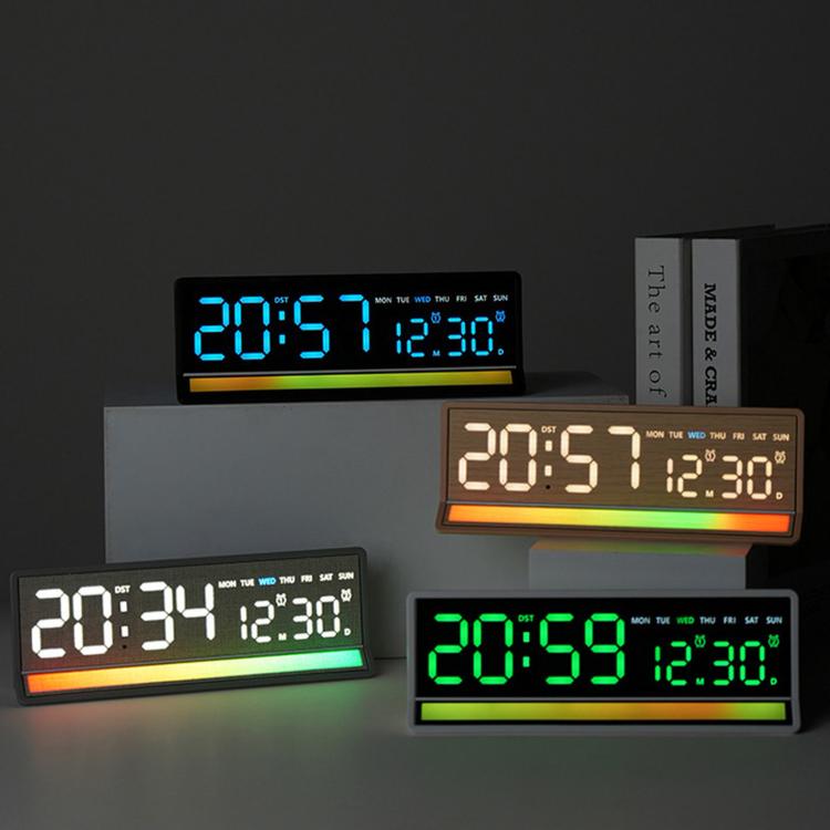 Sveglia digitale a LED con illuminazione RGB ad attivazione sonora, ampio display con visualizzazione di data/giorno/temperatura, uscita USB.