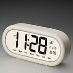 Sveglia digitale a batteria con volume alto, 3 impostazioni di allarme, indicazione di temperatura, data e retroilluminazione con funzione snooze.
