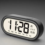 Sveglia digitale a batteria con volume alto, 3 impostazioni di allarme, indicazione di temperatura, data e retroilluminazione con funzione snooze.