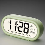 Sveglia digitale a batteria con volume alto, 3 impostazioni di allarme, indicazione di temperatura, data e retroilluminazione con funzione snooze.