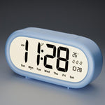 Sveglia digitale a batteria con volume alto, 3 impostazioni di allarme, indicazione di temperatura, data e retroilluminazione con funzione snooze.