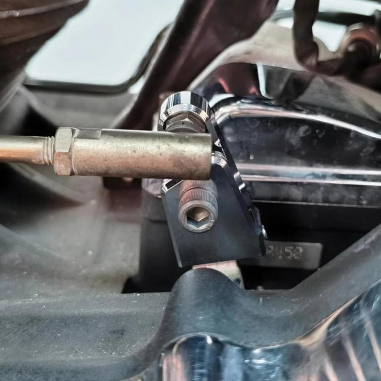 Dispositivo di assistenza alla regolazione della folle per motociclette bicilindriche Harley-Davidson Touring Dyna Softail.