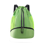 Zaino sportivo con coulisse, scomparto per scarpe e separazione tra asciutto e bagnato, ideale per palestra, basket, calcio e nuoto.