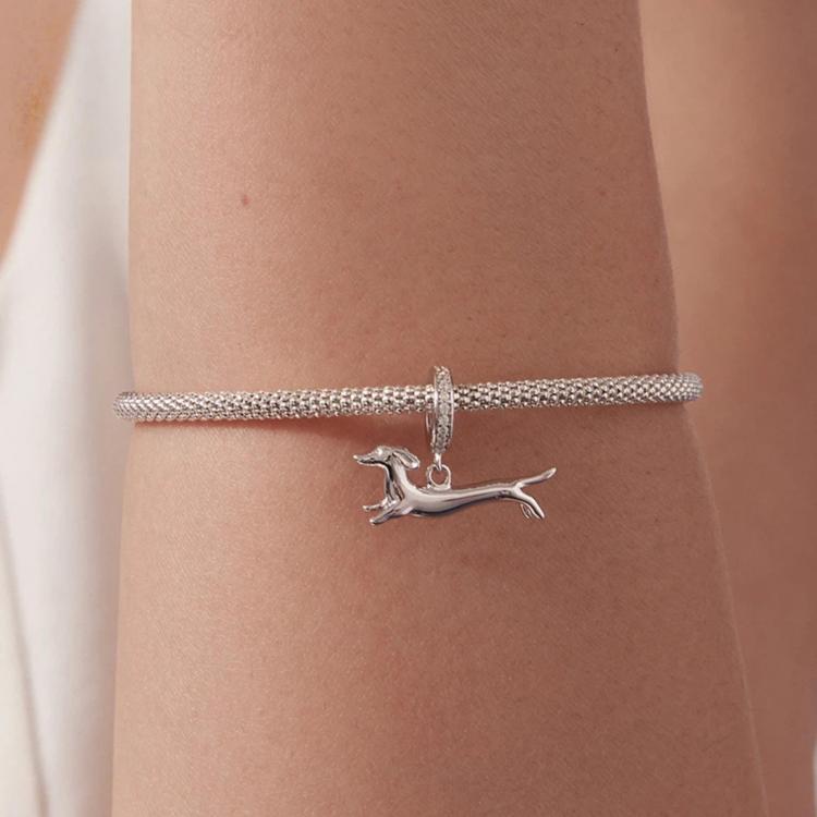 Ciondolo a forma di bassotto in corsa, placcato in rame con perline in oro bianco., YIC146
