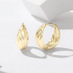 Orecchini con perno in argento e texture metallica ondulata, YIE420, YIE421, YIE422-AL, YIE422-AS, YIE422-BL, YIE422-BS