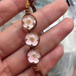 Braccialetti fortunati con perle di vetro di fiori secchi intrecciati a mano