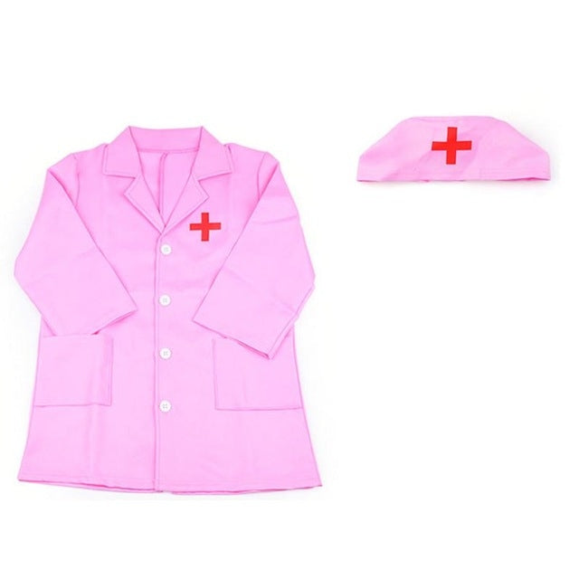 Piccole infermiere servono ai medici abiti per esperienze cosplay con giocattoli e regali per bambini