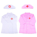 Piccole infermiere servono ai medici abiti per esperienze cosplay con giocattoli e regali per bambini