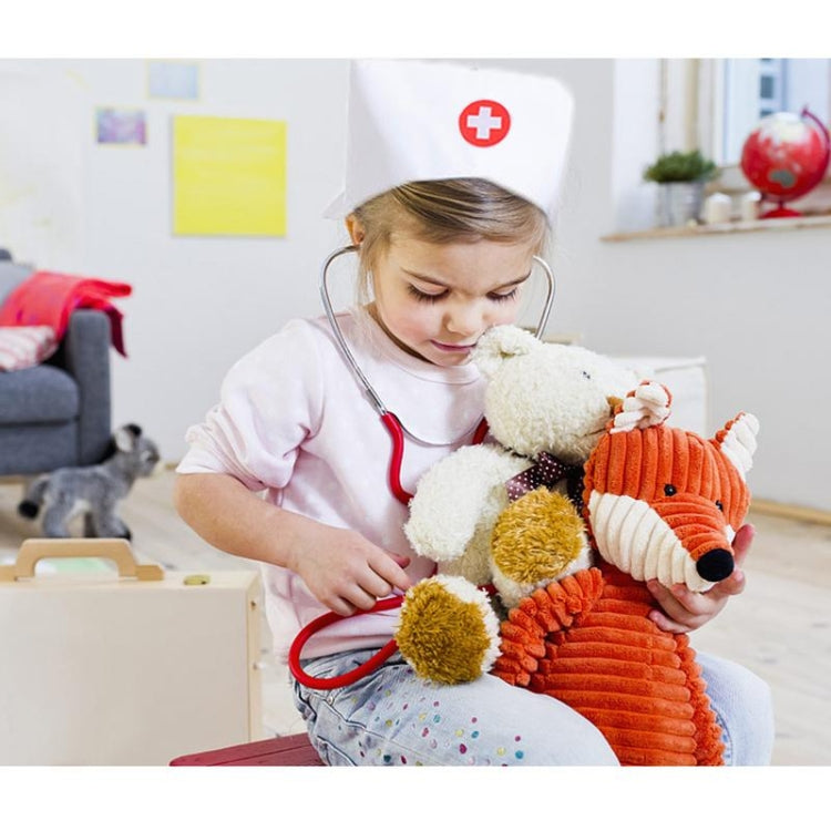 Piccole infermiere servono ai medici abiti per esperienze cosplay con giocattoli e regali per bambini