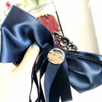 Spilla da donna con fiocco in tessuto satinato vintage con fiocco e strass quadrati
