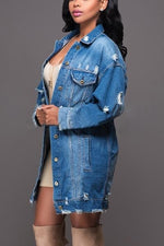 Trench coat in denim strappato di media lunghezza da donna